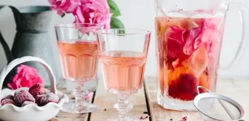 Osvěžující limonáda s jahodami, malinami a růží